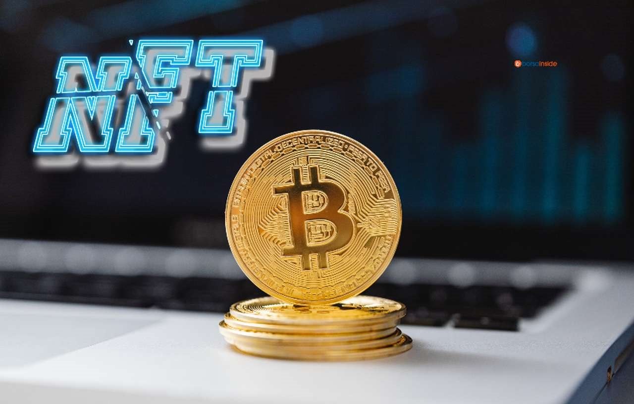 una moneta di Bitcoin e la scritta NFT in sovrimpressione