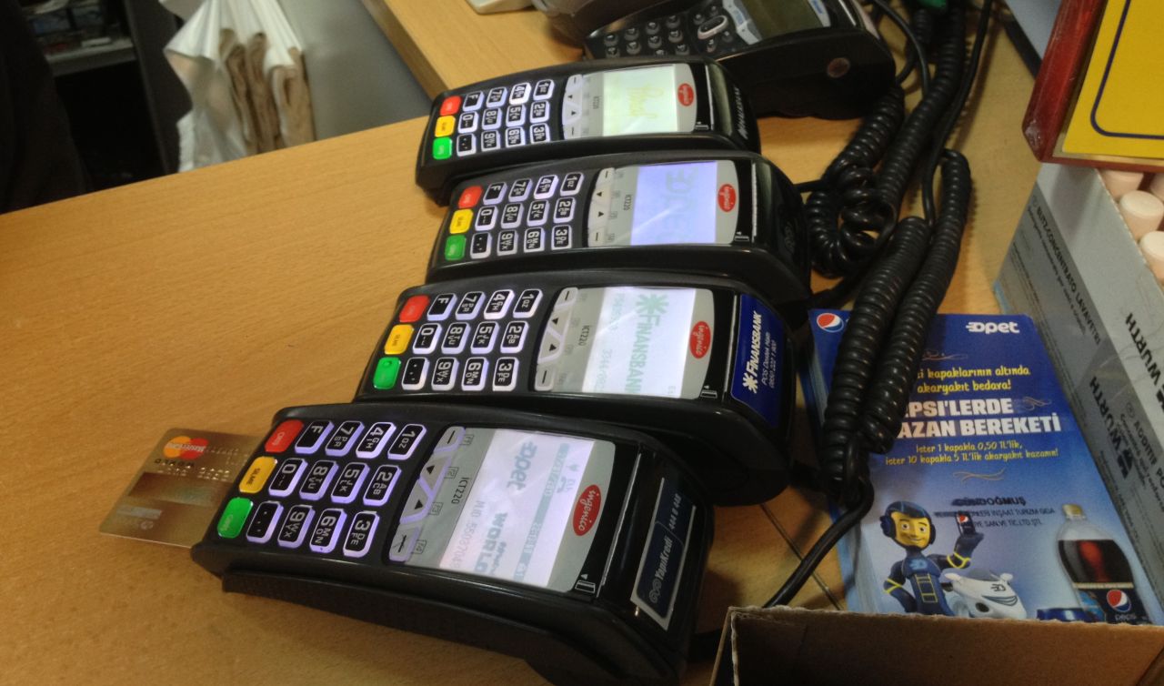 alcuni dispositivi Pos sul bancone