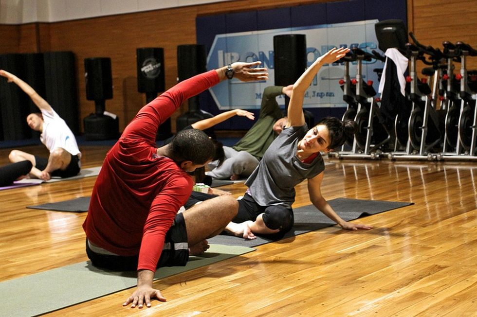 un uomo e una donna in palestra che svolgono esercizi a corpo libero