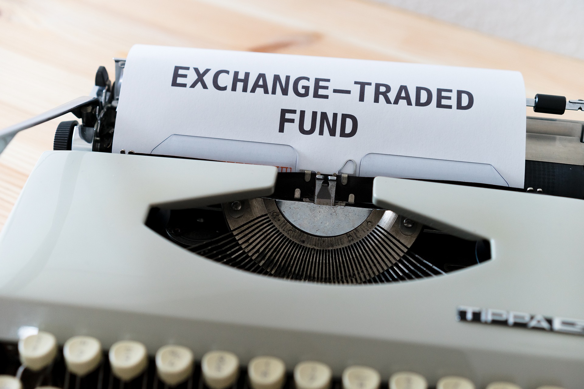 macchina da scrivere con foglio che riporta la scritta Exchange Traded Fund