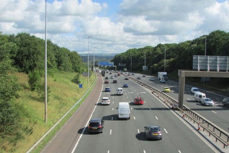 inquadratura dall'alto di alcune auto su un tratto di autostrada