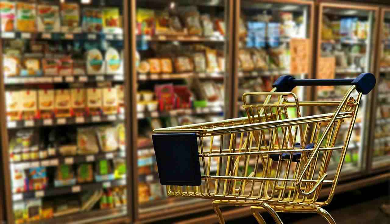 un carello d'oro in un supermercato