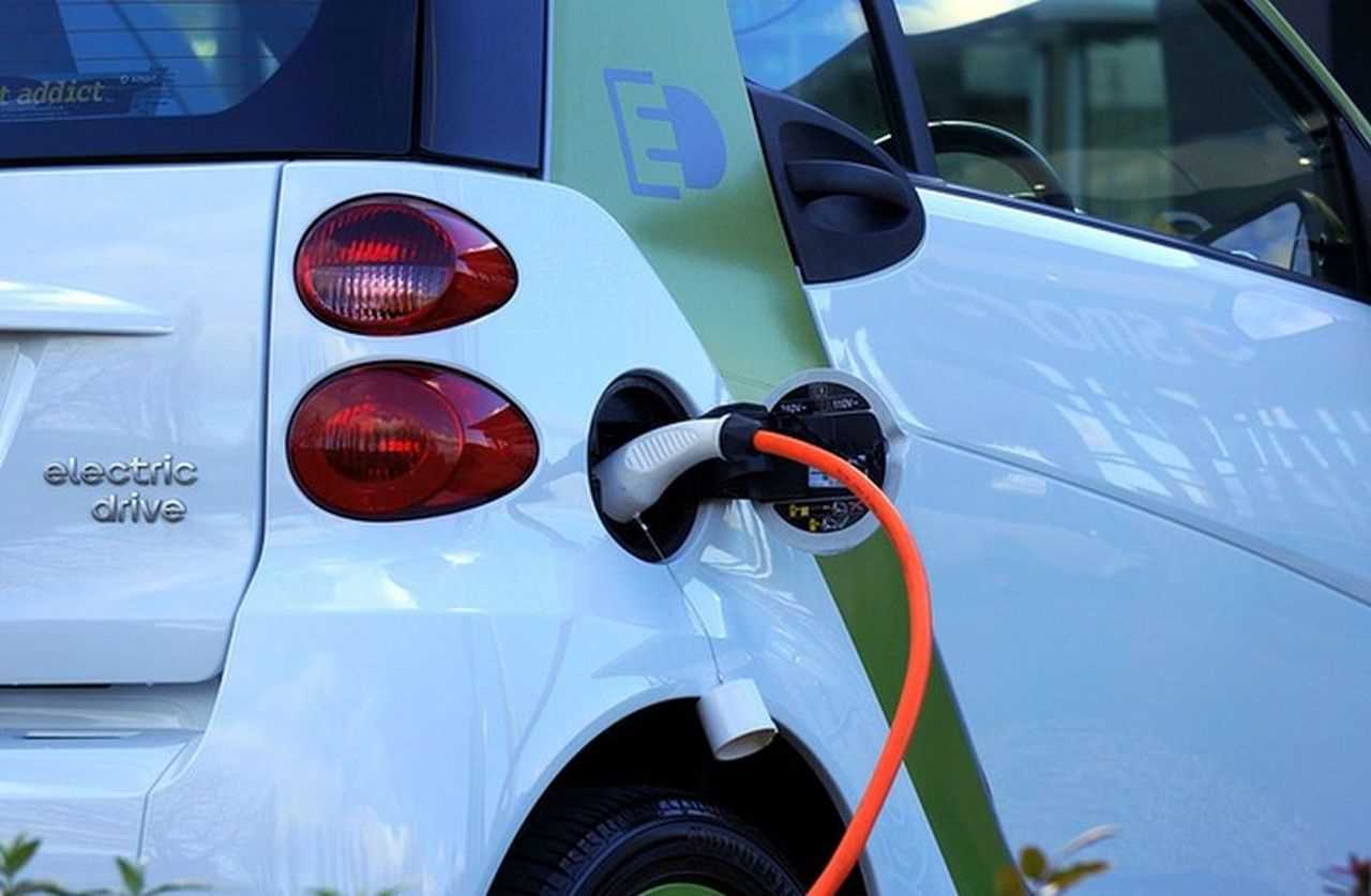 un'auto elettrica sotto carica