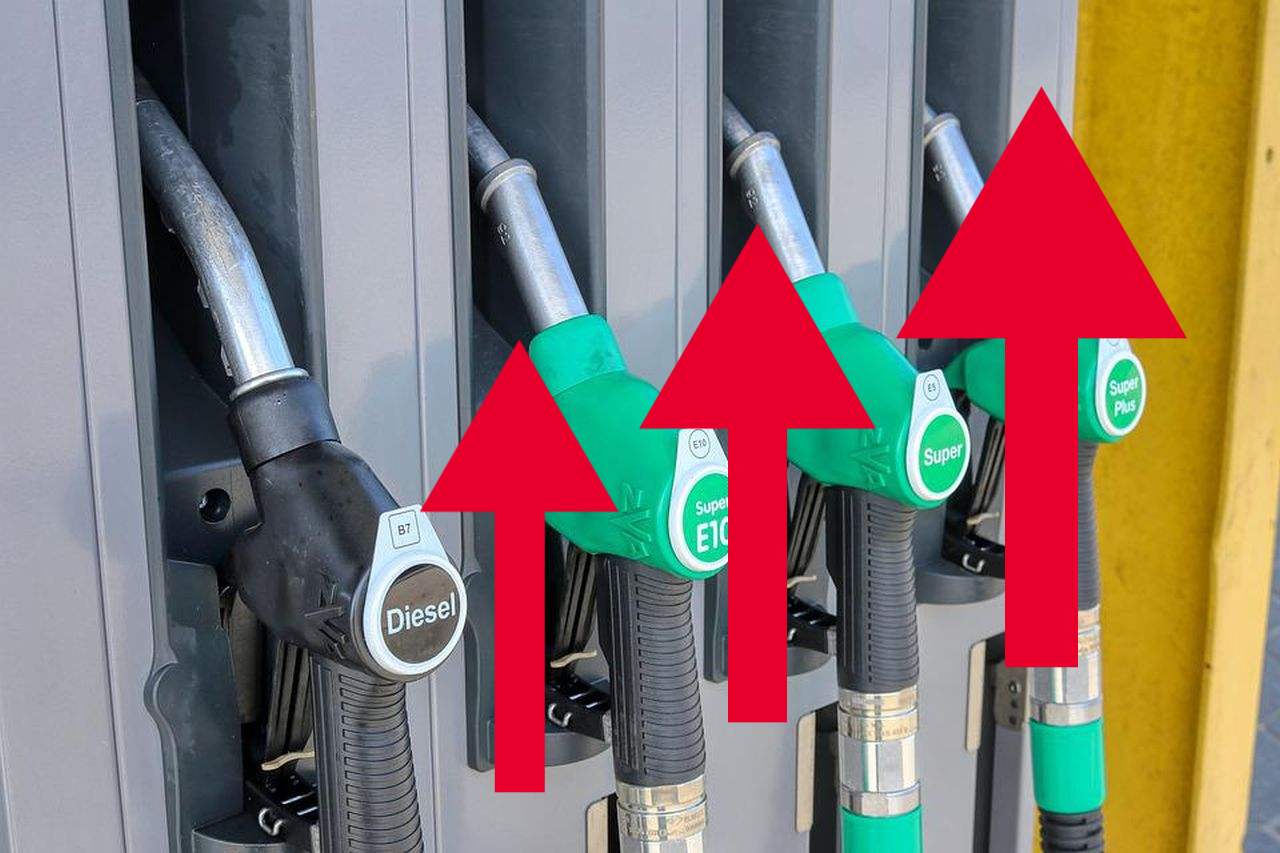 alcune pompe di benzina con delle frecce rosse che indicano verso l'alto