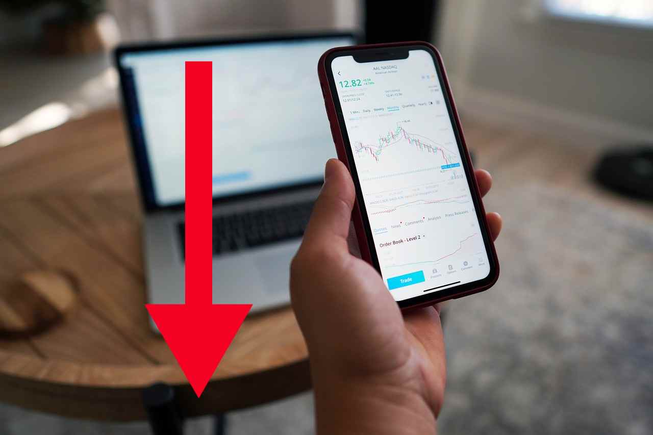 grafici trading e freccia in ribasso