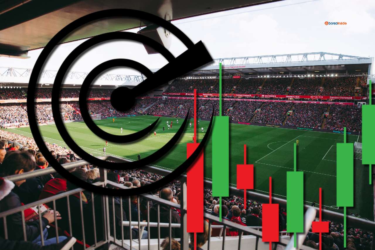 un campo di calcio visto dagli spalti, con un simbolo del radar e un grafico a candele in sovrimpressione