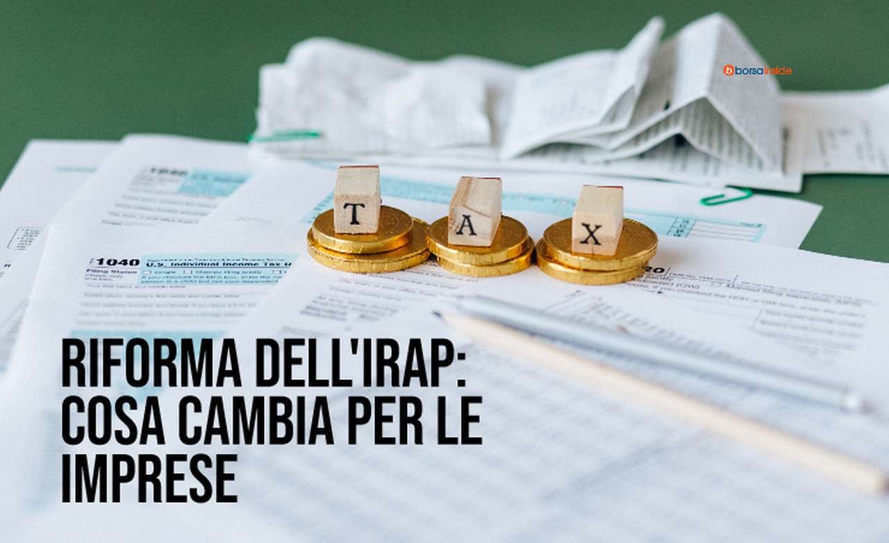 alcuni documenti fiscali e la scritta TAX realizzata con dei dadi di legno