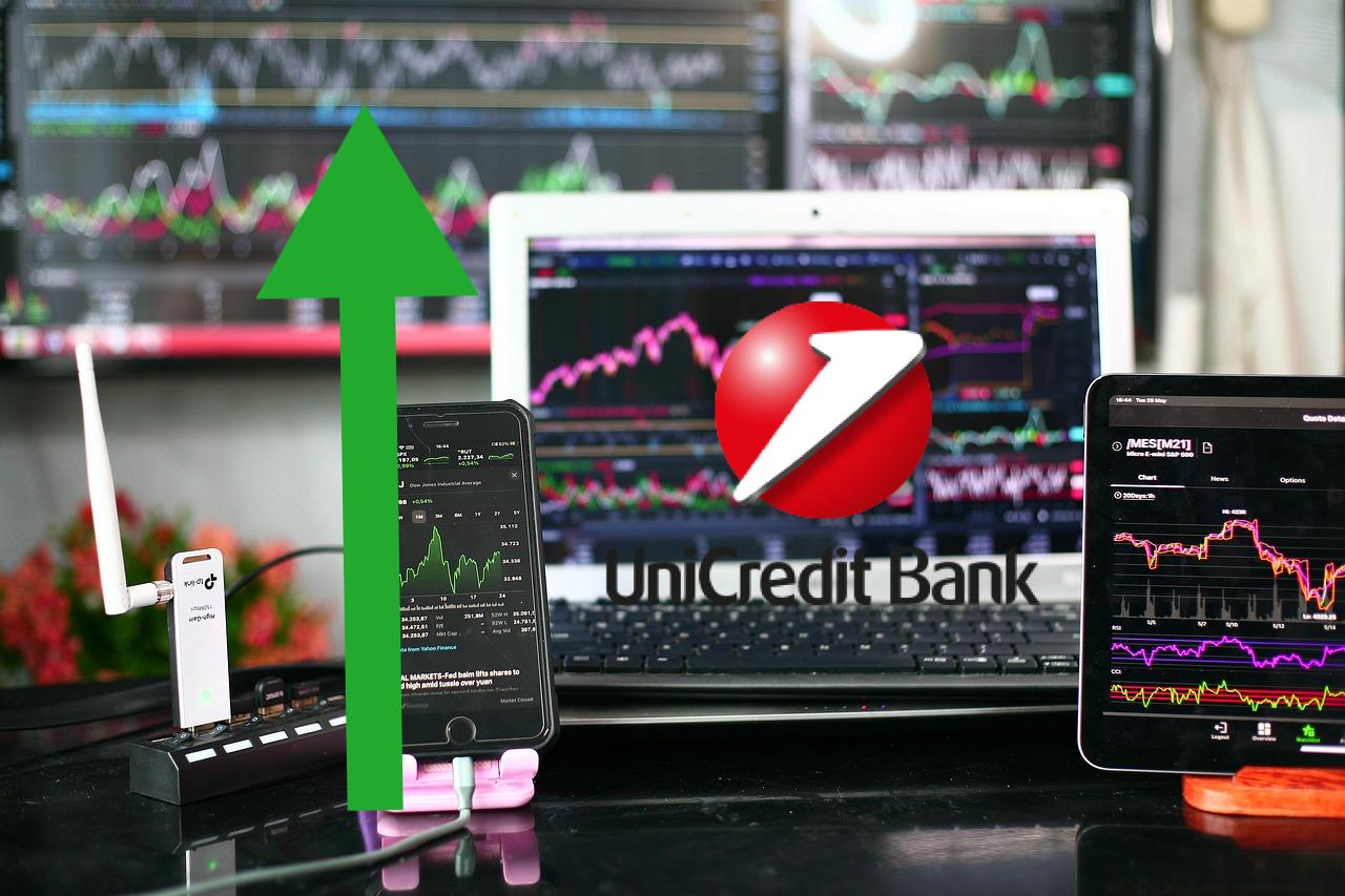 Schermate di trading room con logo di Unicredit e freccia in rialzo