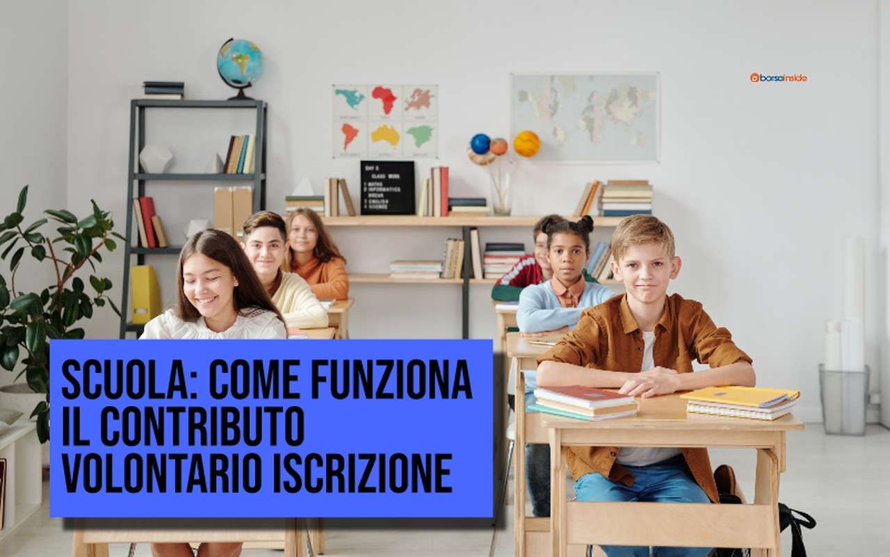 alcuni alunni seduti ai banchi in un'aula di scuola