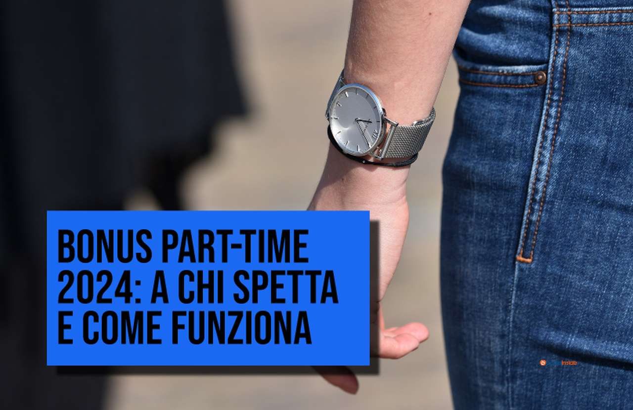 un braccio, con orologio da polso, lungo il fianco di una persona che cammina in strada