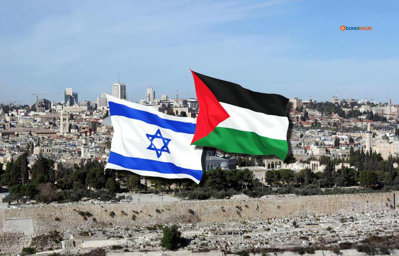 uno scorcio di Gerusalemme e le bandiere di Israele e Palestina