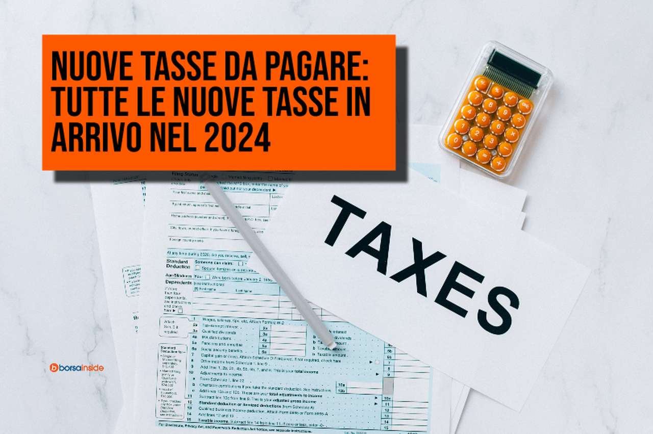 una calcolatrice e alcuni documenti su un ripiano con un foglio che riporta la scritta Taxes