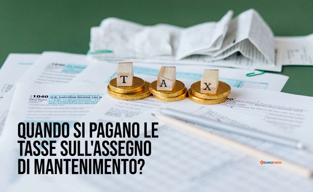 alcuni documenti per il pagamento delle tasse e la scritta TAX fatta con tre cubetti di legno