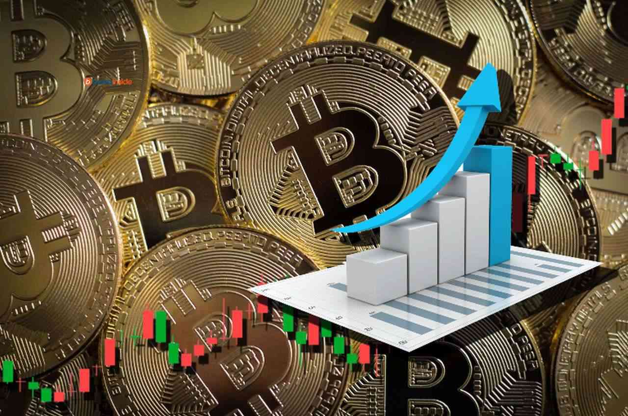 diverse monete di Bitcoin, con alcuni grafici e una freccia in sovrimpressione