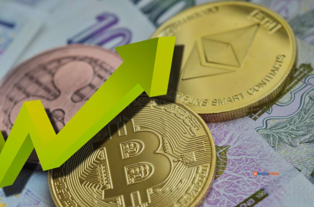 una freccia che schizza verso l'alto mentre sullo sfondo ci sono monete di crypto e banconote in valuta fiat