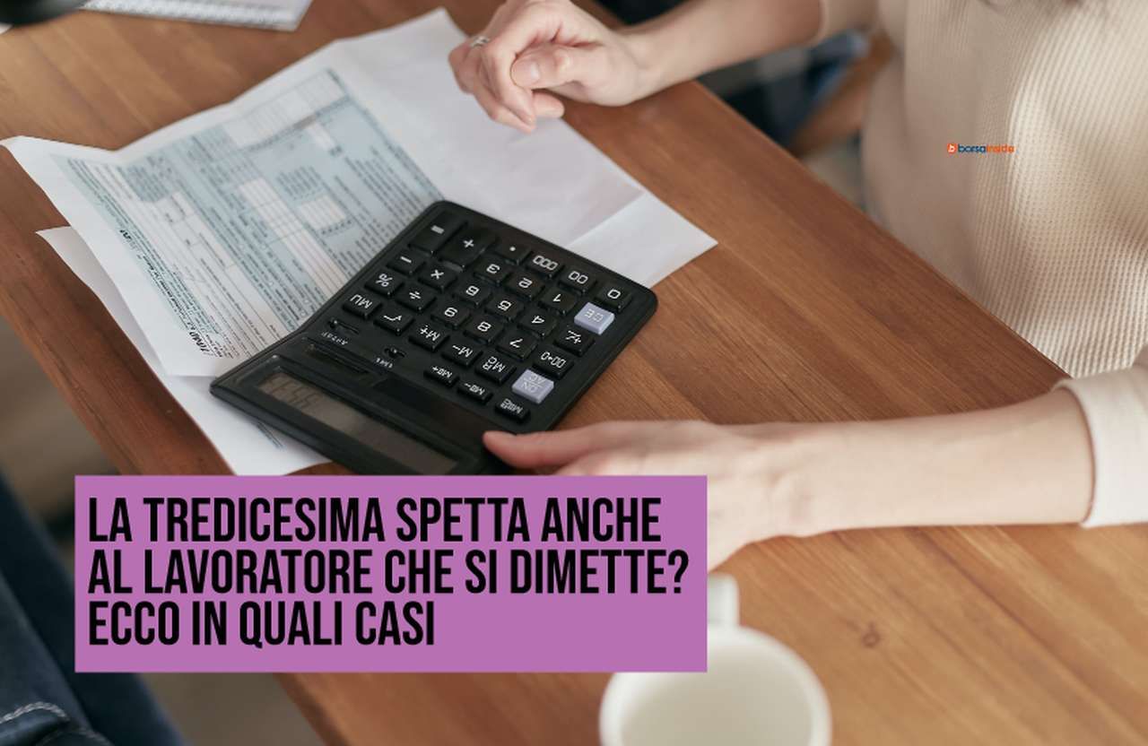 una donna seduta a una scrivania con una calcolatrice e alcuni documenti