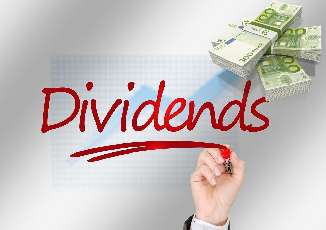 scritta dividends e mazzo di soldi