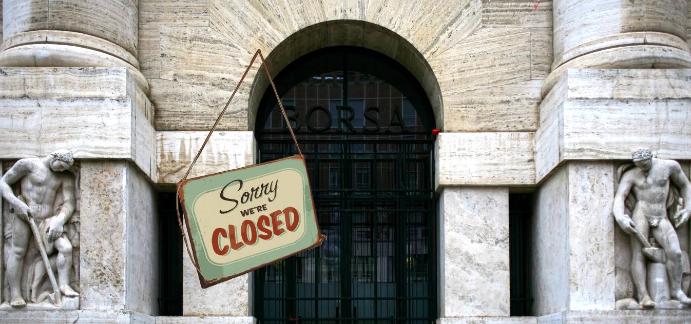 ingresso di Borsa Italiana e cartello con su scritto "closed"