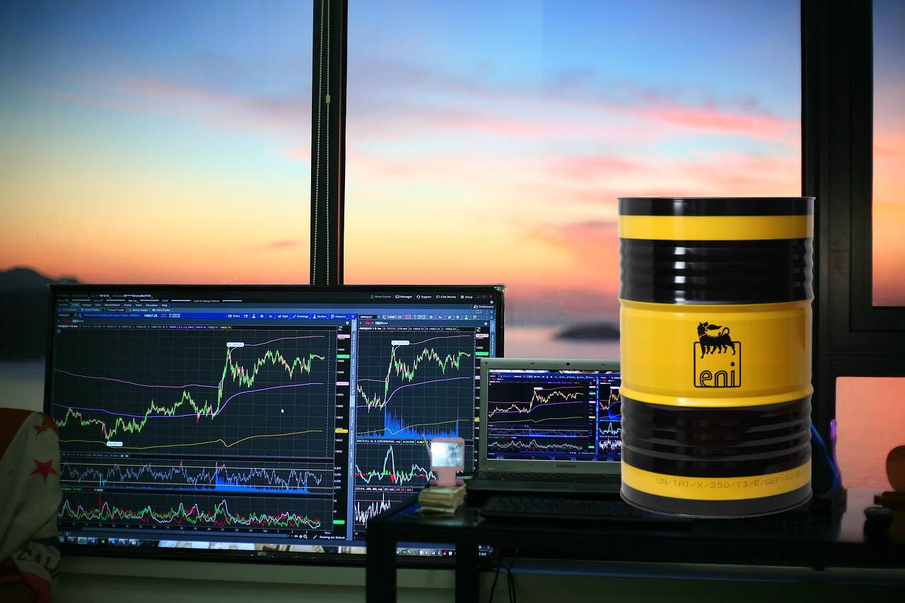 chart di trading e barile di petrolio con logo Eni