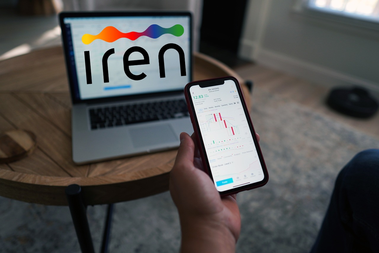 laptop con logo di Iren e mobile trading