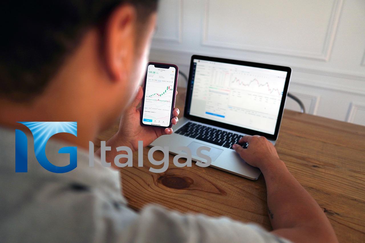 trader al lavoro e logo di Italgas