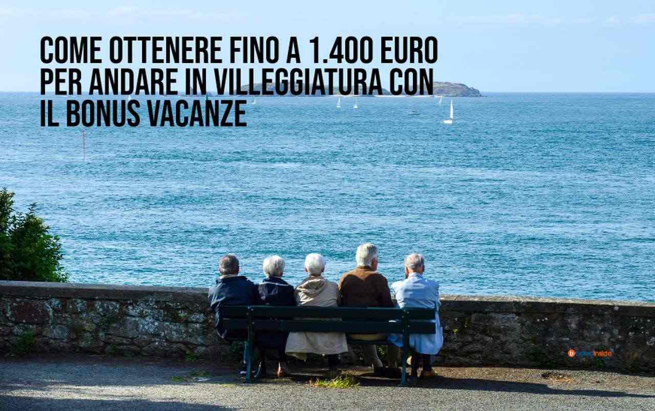 Alcuni pensionati seduti su una panchina di fronte al mare