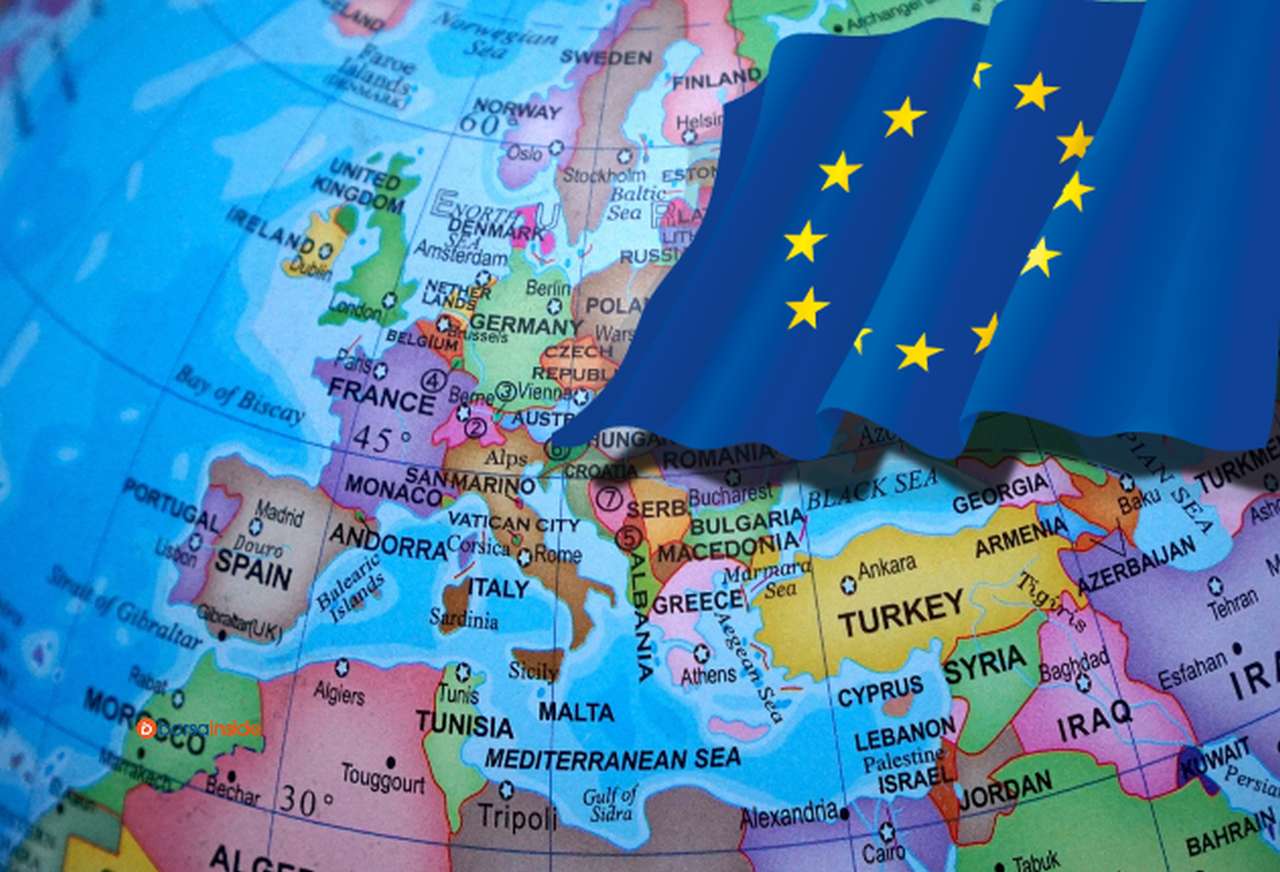 Una cartina politica dell'Europa con la bandiera dell'Unione Europea in alto a destra