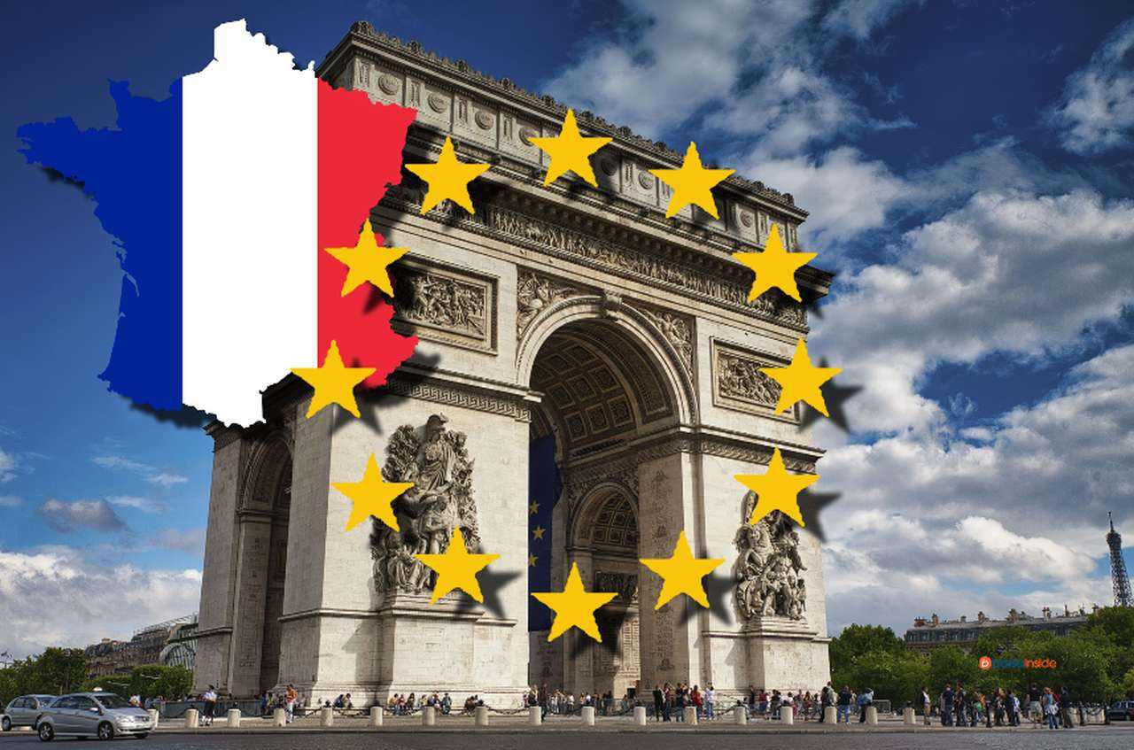 L'arco di trionfo di Parigi con la bandiera della Francia in sovrimpressione racchiusa nei confini dello Stato in alto a sinistra e le stelle disposte a cerchio della bandiera dell'UE al centro