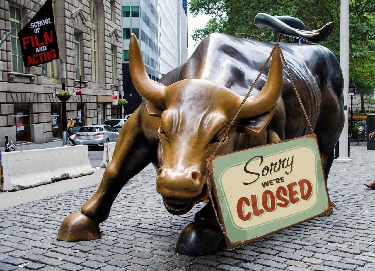 toro di Wall Street con cartello "closed"