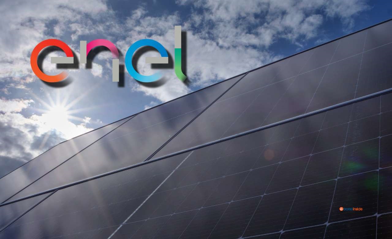 Alcuni pannelli fotovoltaici e il sole in alto a sinistra con il logo di enel in sovrimpressione