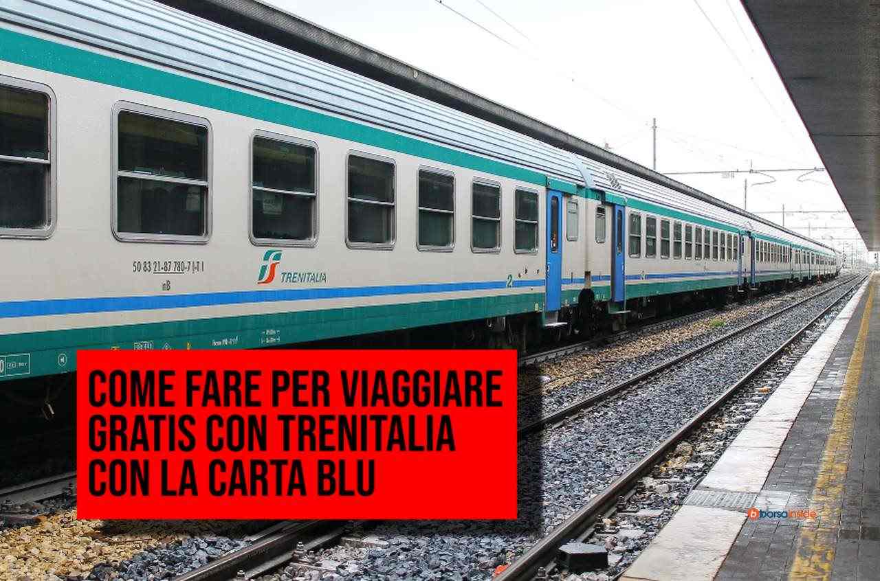 Un treno che giunge in stazione di fianco a un binario vuoto