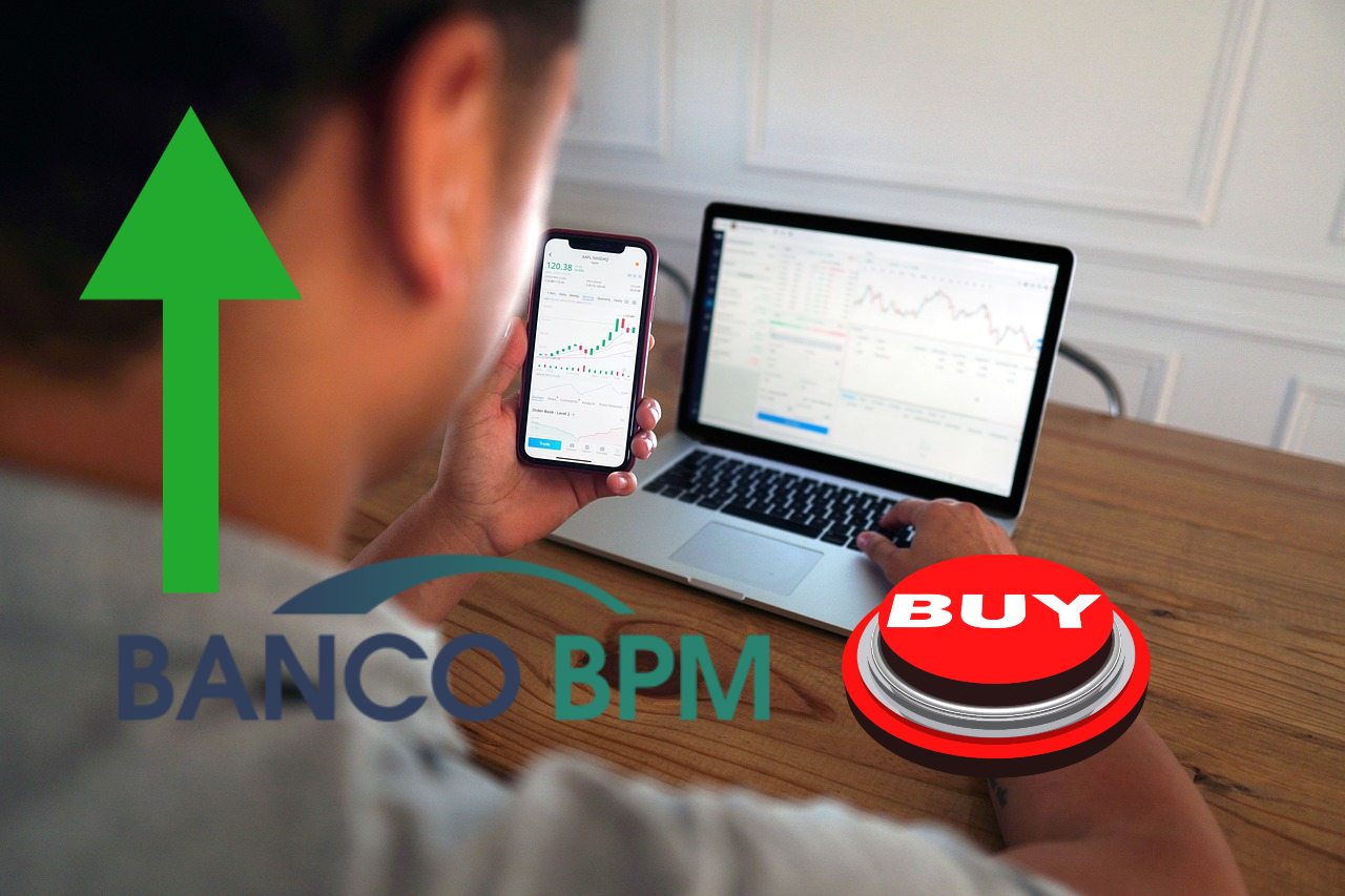 trader in azione con logo di Banco BPM e tasto "buy"