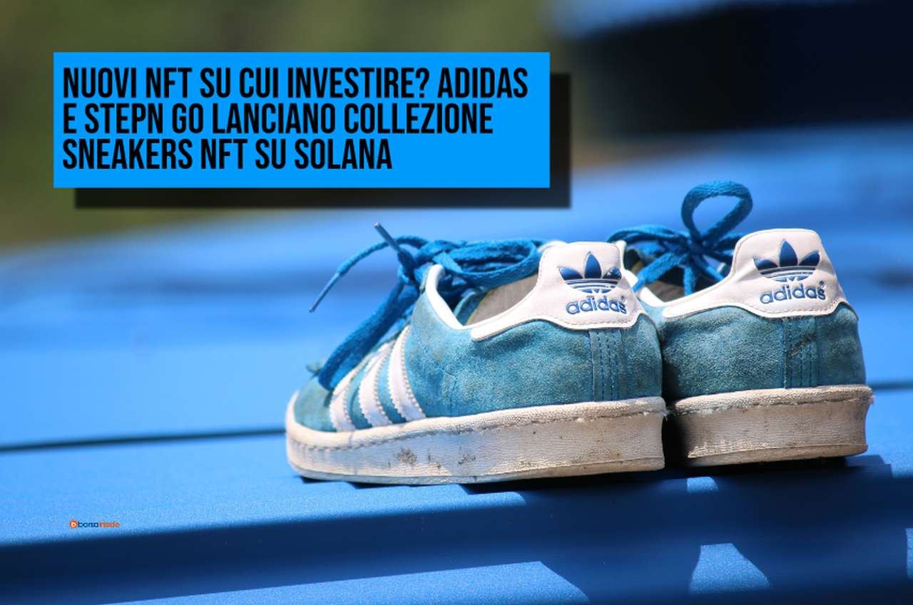 un paio di scarpe adidas su un piano blu