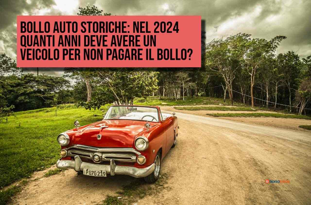 Un'auto storica su un viale sterrato in un'area verde