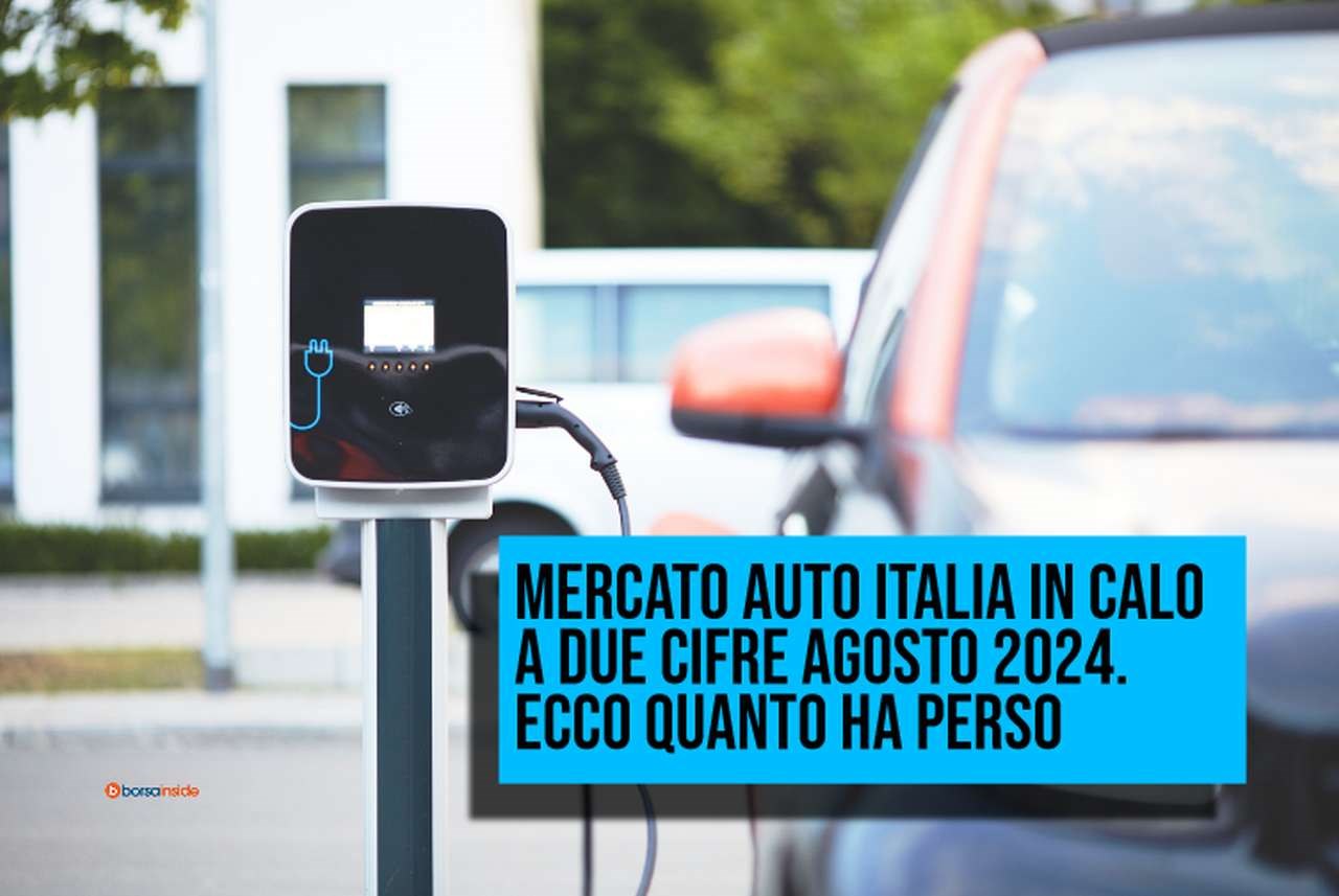 Una auto elettrica collegata ad una colonnina di ricarica