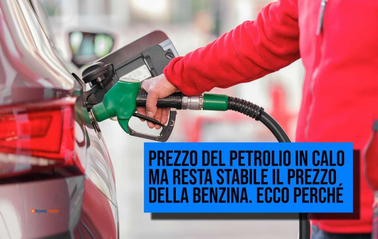 la pistola di una pompa di benzina all'atto del rifornimento di un'auto