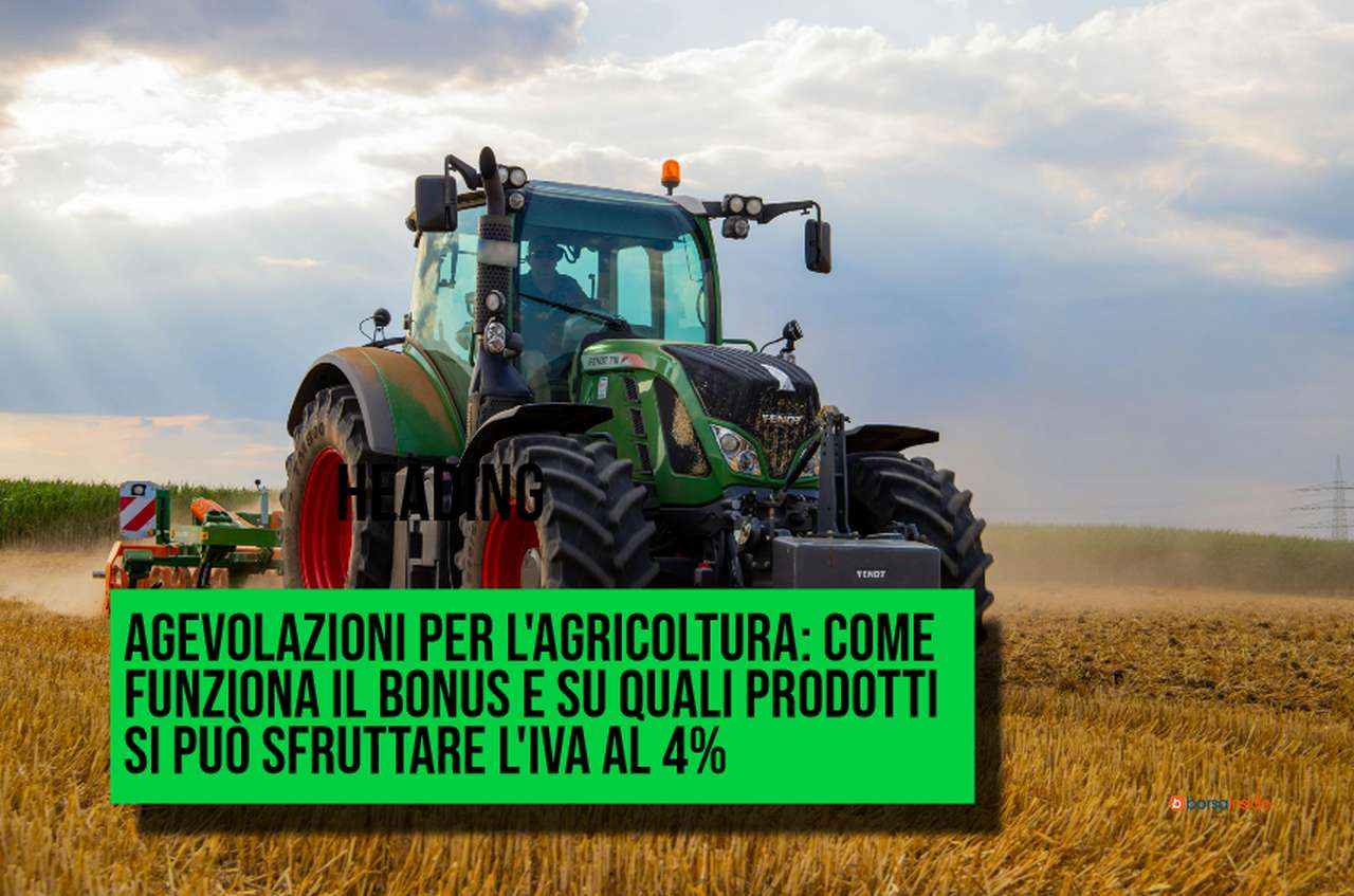 Un trattore in un campo di grano