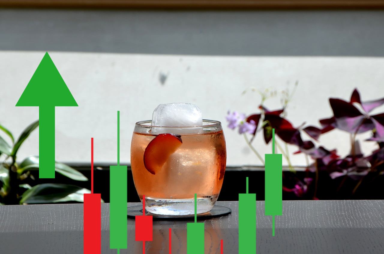 bicchiere con campari e grafico a candele