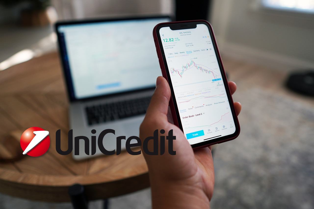 mobile trading e laptop con logo Unicredit