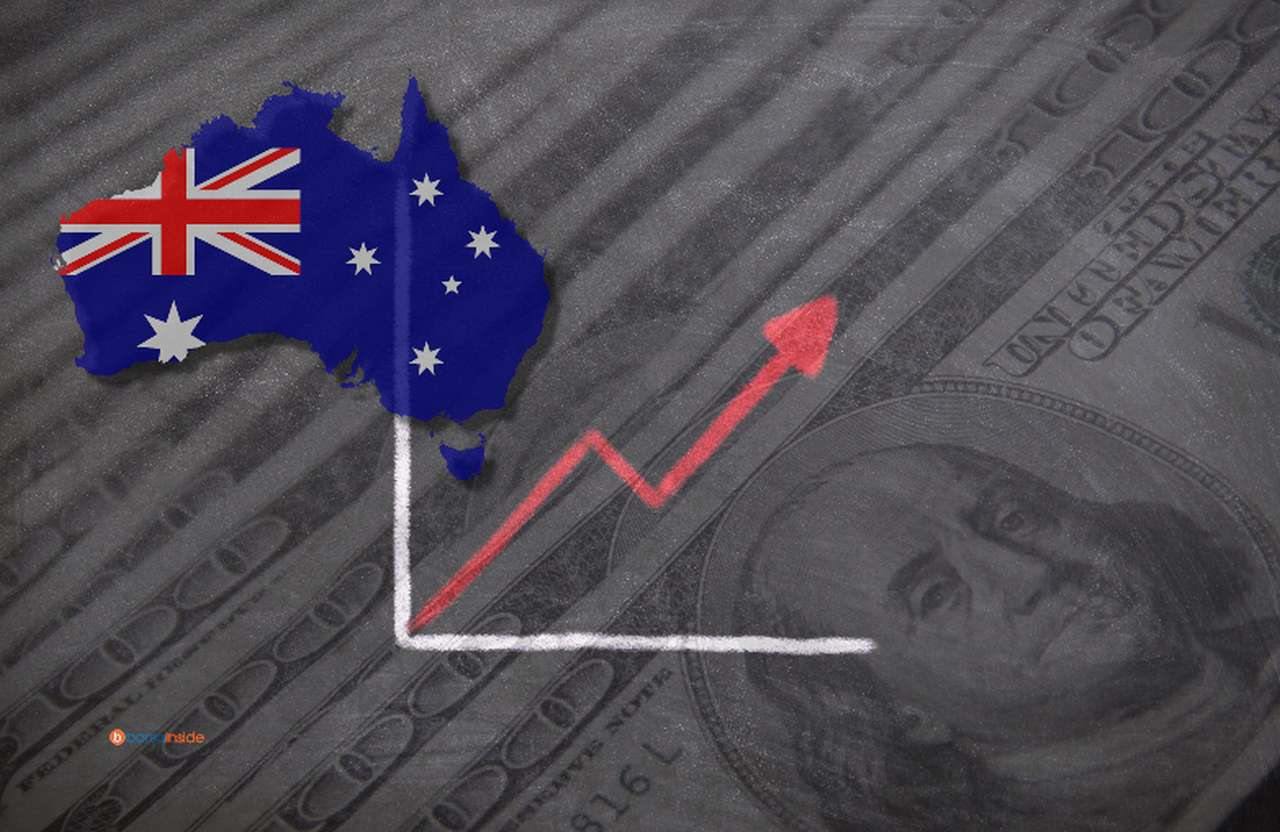 Una lavagna con una freccia rossa tracciata col gesso. La bandiera dell'Australia in sovrimpressione in alto a sinistra