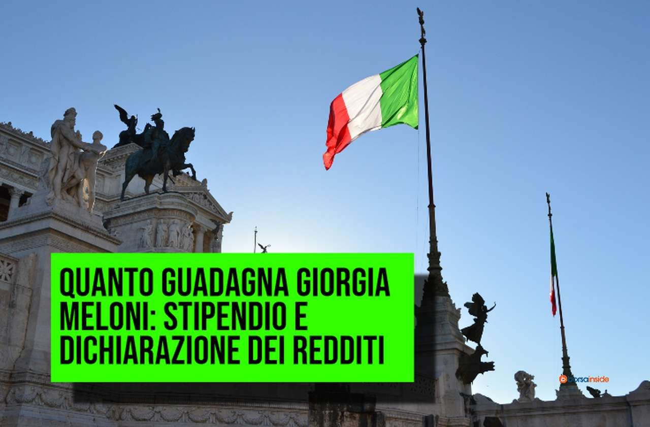 L'altare della patria in un'inquadratura che ne proietta una porzione sul cielo azzurro con il tricolore ben in vista