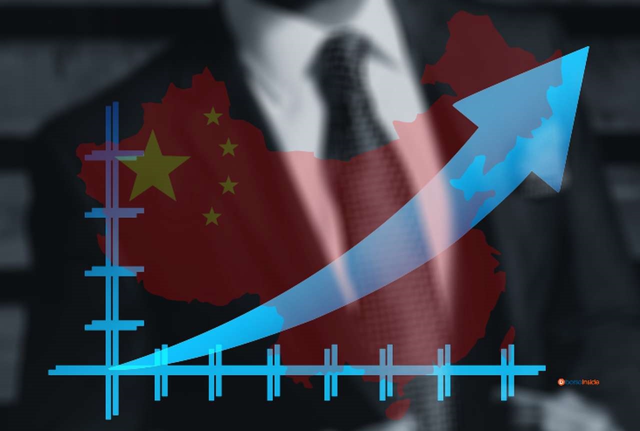 Un grafico con una fraccia verso l'alto e sullo sfondo la bandiera della Cina all'intero dei confini dello Stato