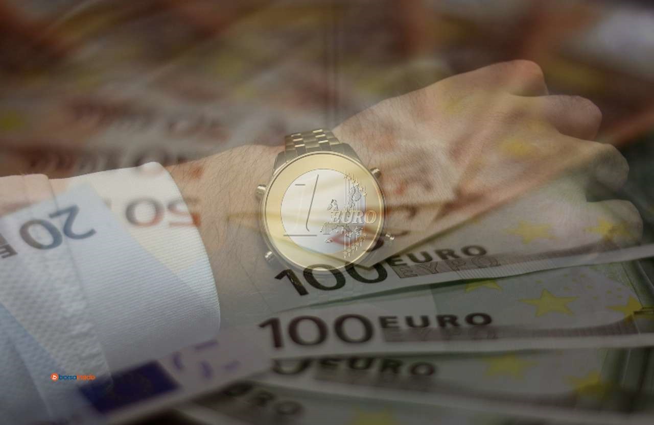 Una moneta da 1 euro come quadrante su un orologio da polso e delle banconote di euro in trasparenza