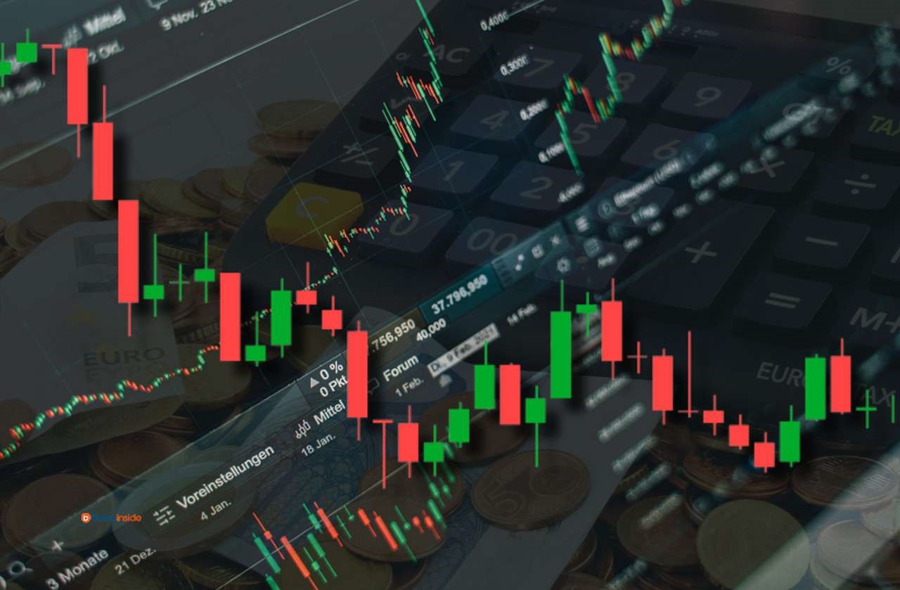 Alcuni grafici a candele su sfondo nero con delle banconote, delle monete e una calcolatrice in trasparenza