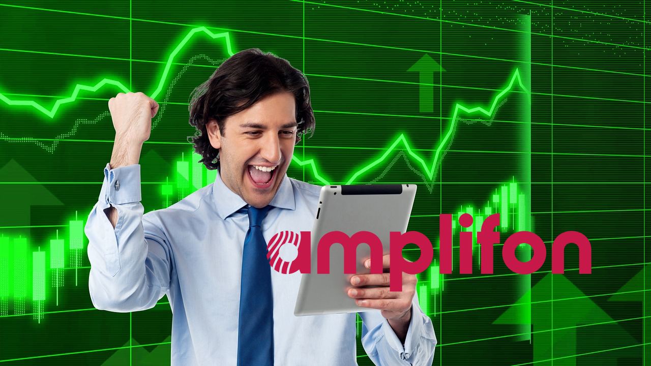 investitore che esulta e logo di Amplifon