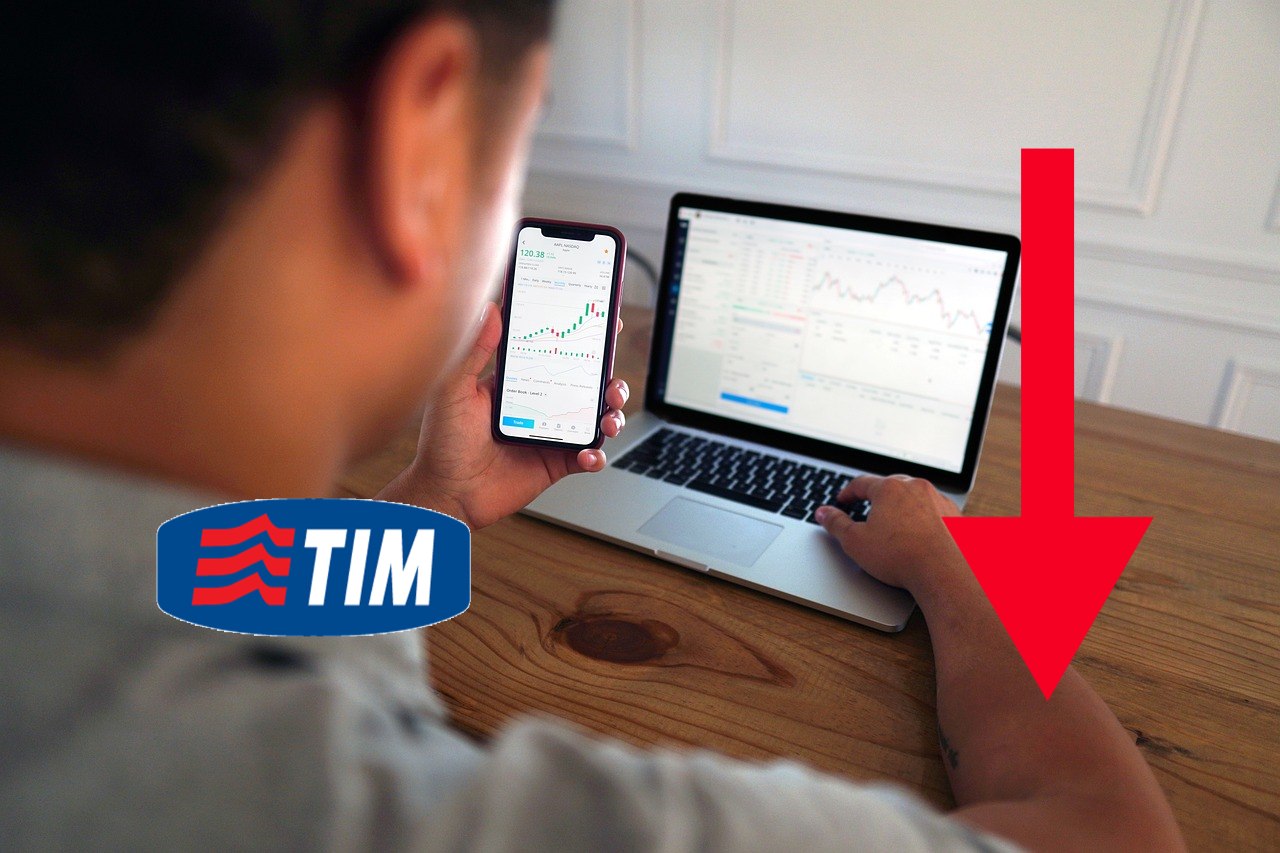 trader che analizza su laptop e logo di telecom italia