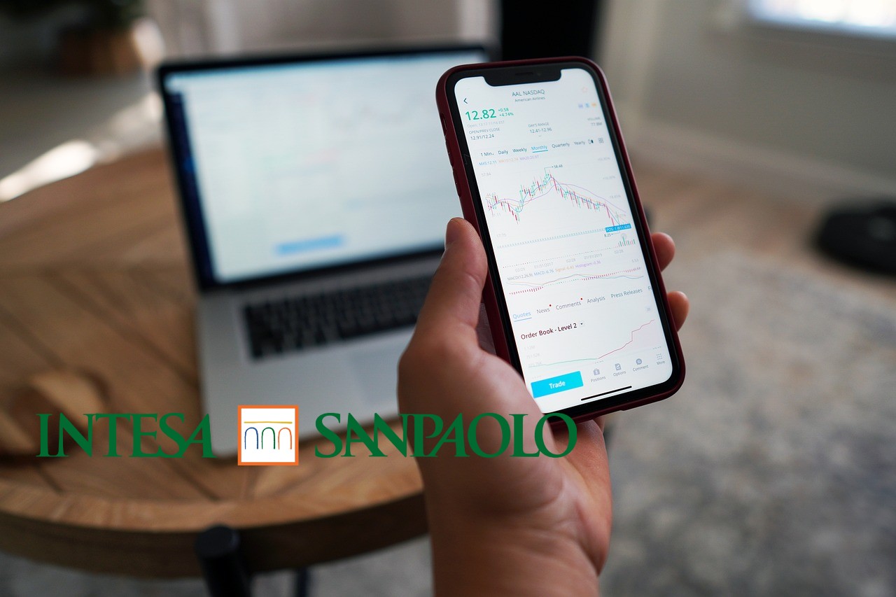 mobile trading e logo di Intesa Sanpaolo