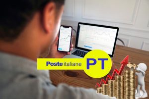 trader al lavoro e logo di Poste Italiane