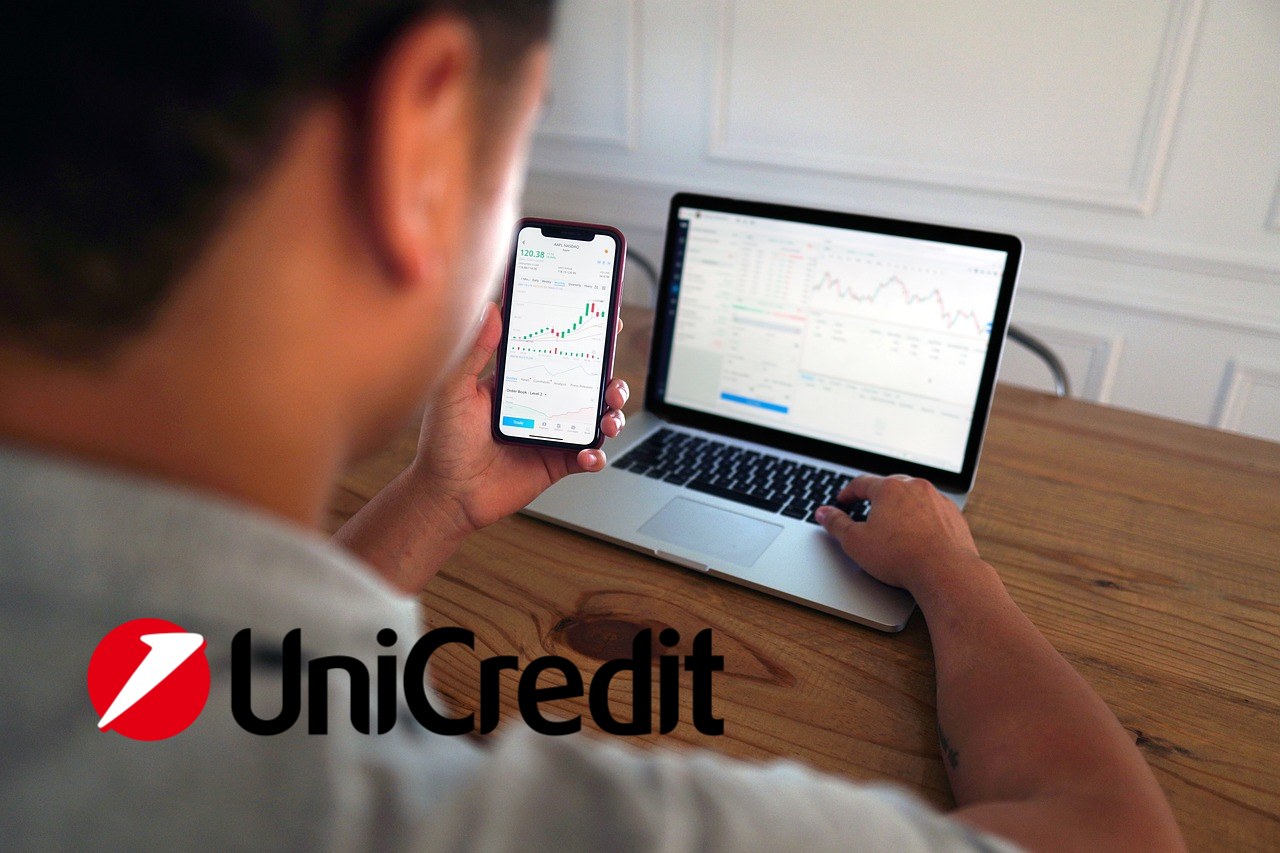 Trader in azione e logo di Unicredit