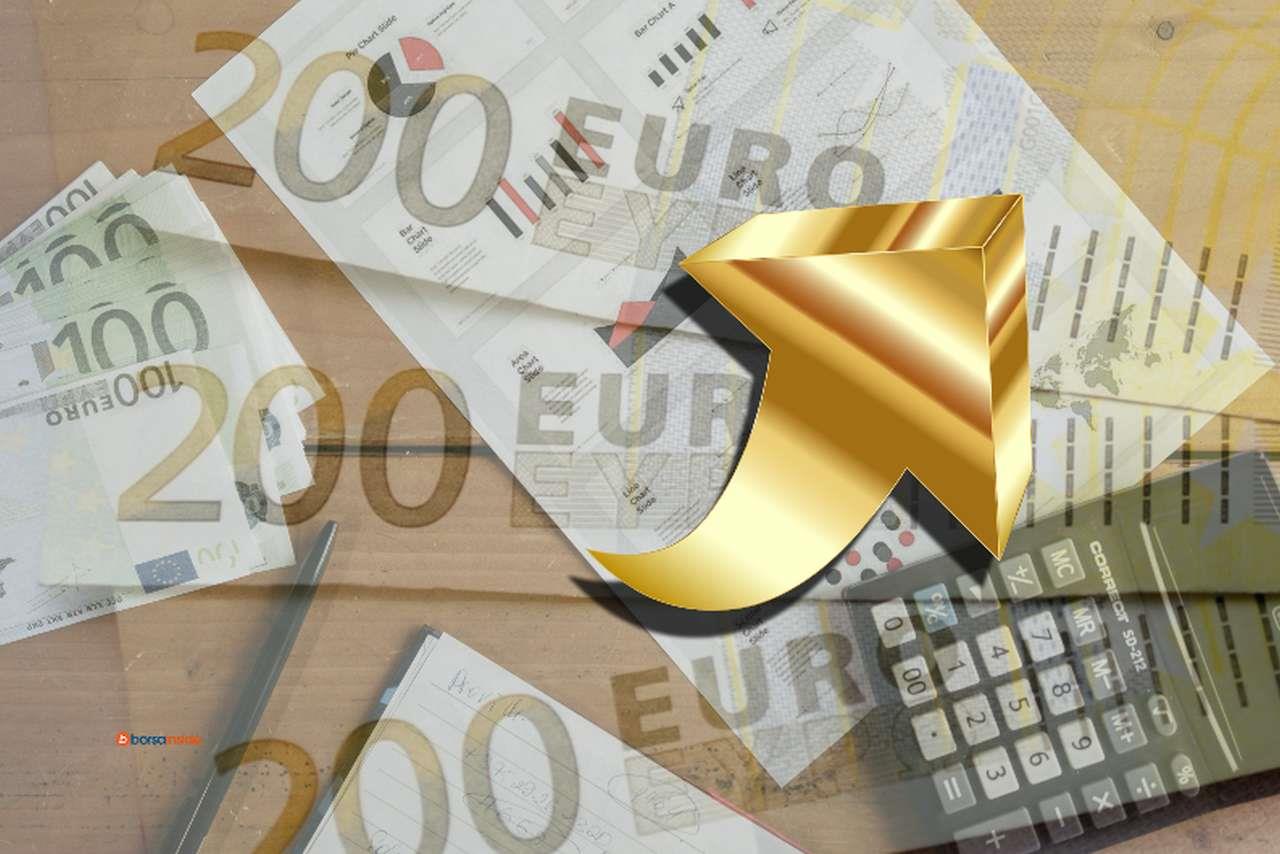 Alcune banconote di euro e una calcolatrice da banco su un piano. In sovrimpressione una freccia dorata diretta verso l'alto